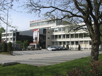 905876 Gezicht op de voorgevel met de entree van de Marnix Academie (Vogelsanglaan 1) te Utrecht.